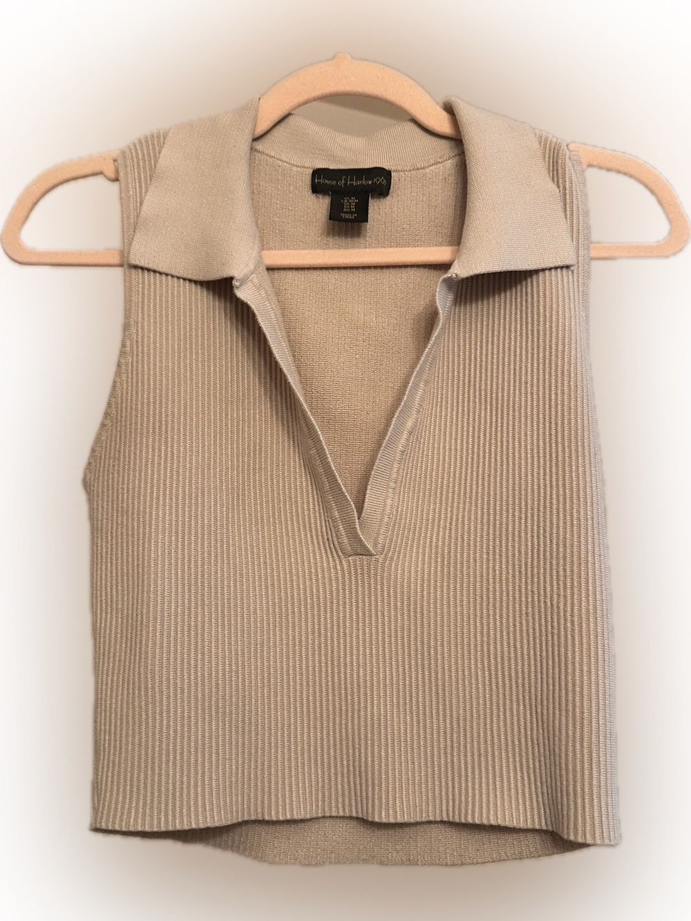 HOUSE OF HARLOW 1960 - Tank top with plunging neckline and collar